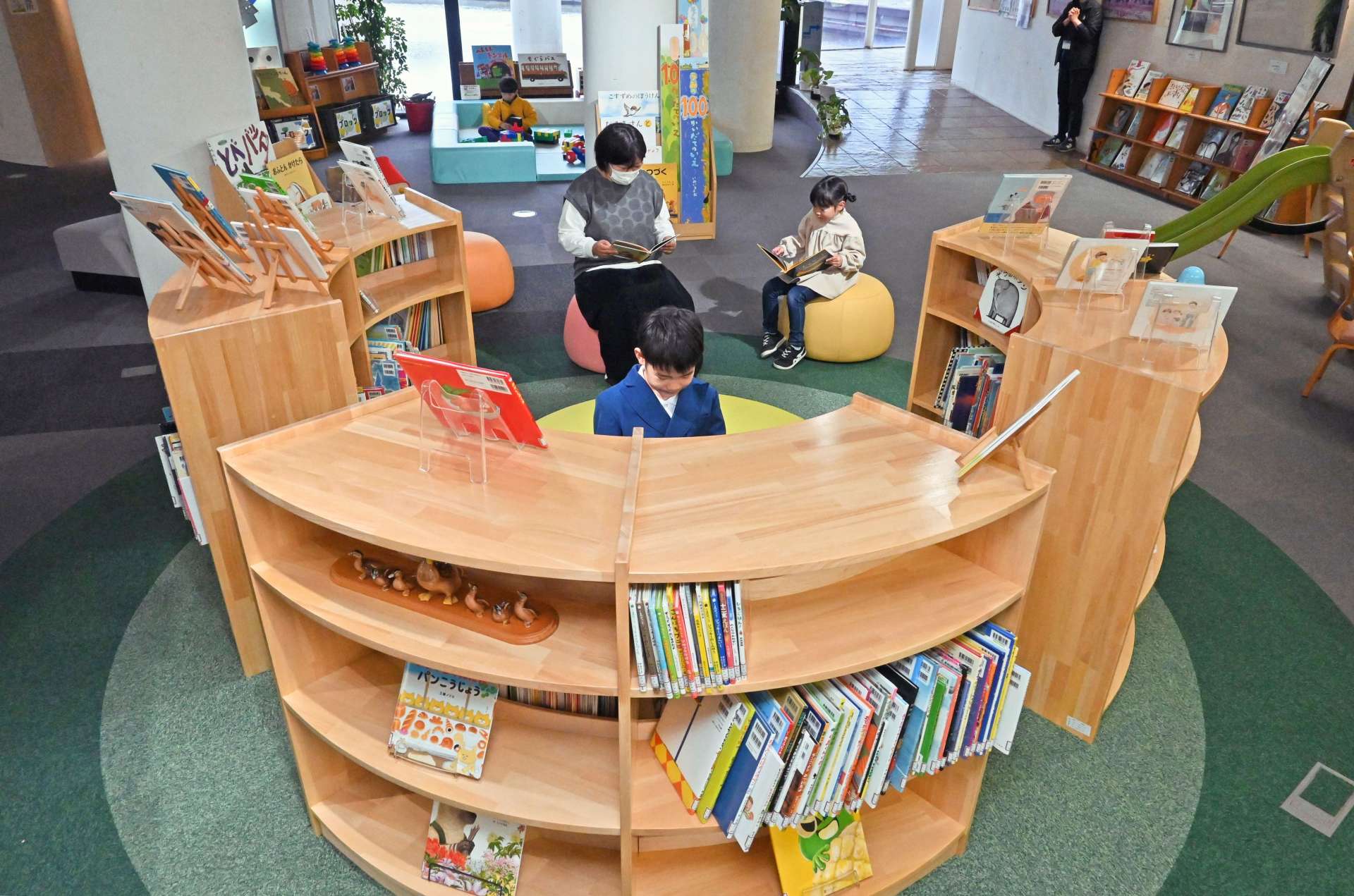 リニューアルしたキッズコーナー＝出水市文化町