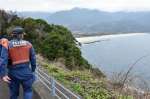釣り客の姿が多く見られる道路沿い。消防関係者が見回る＝肝付町岸良