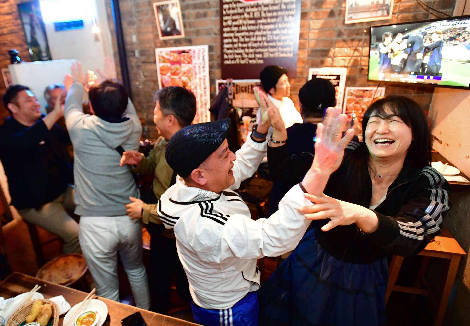 日本の得点に沸くサッカーファン＝２０日午後９時２１分、鹿児島市東千石町のビッグベン