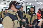 ＶＲゴーグルを着け、自転車の危険運転を疑似体験する外国人労働者＝都城市早鈴町