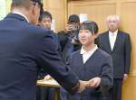 感謝状を受け取る馬場畑彩夏さん＝１９日、霧島市国分府中町