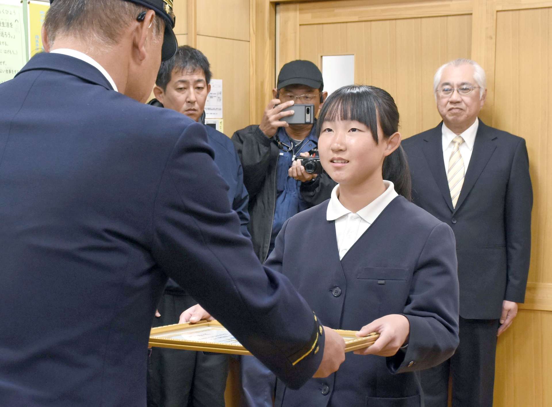 感謝状を受け取る馬場畑彩夏さん＝１９日、霧島市国分府中町