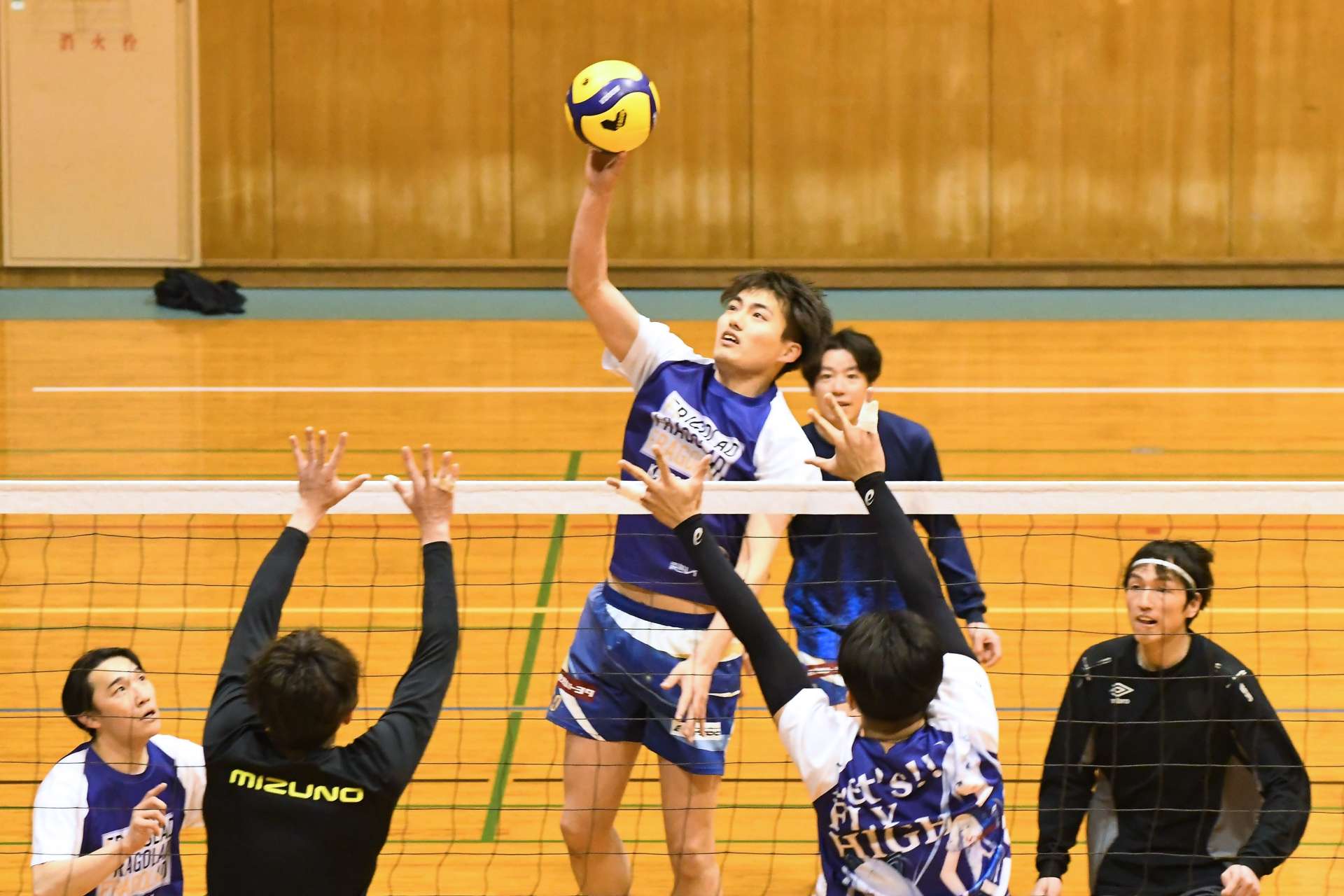 リーグ最後の２戦に向け実戦形式の練習に取り組むＦ鹿児島の選手＝小正醸造日吉運動公園日吉総合体育館