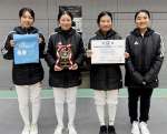 フェンシング女子エペで準優勝した鹿南のメンバー＝島原復興アリーナ