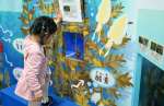 海藻を観察する子ども＝１４日、鹿児島市のかごしま水族館