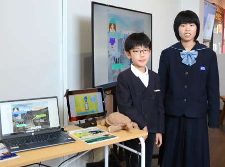 神崎正士朗さん（左）と満園美咲さんがプログラミングした作品が体験できるコーナー＝さつま町神子