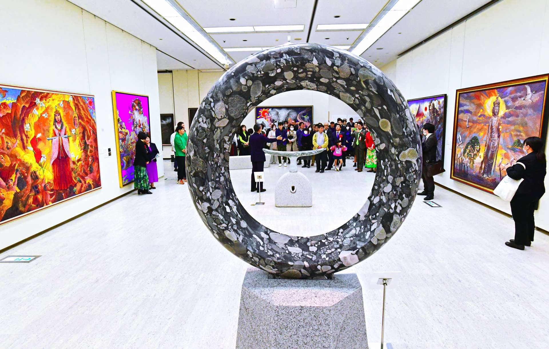 色彩豊かな作品が並ぶ「絹谷幸二親子三人展」＝２２日午前、鹿児島市立美術館