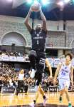 前半、ダンクシュートを決めるレブナイズのエニス（１）＝鹿児島市の西原商会アリーナ
