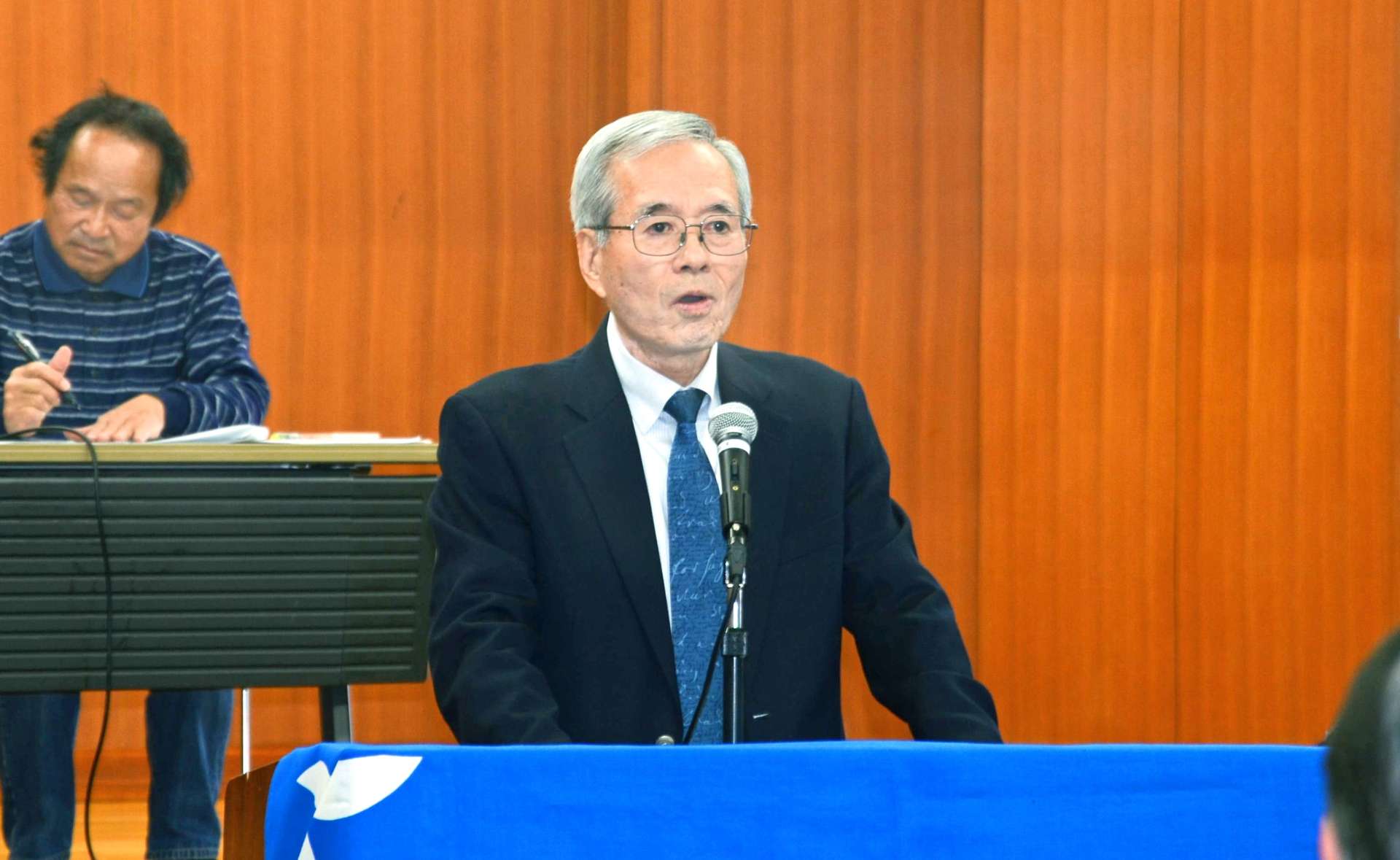 社民党鹿児島県連合の定期大会であいさつする川路孝代表＝２２日、鹿児島市