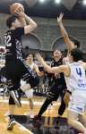 第４クオーター、シュートを放つレブナイズの武藤（左）＝西原商会アリーナ
