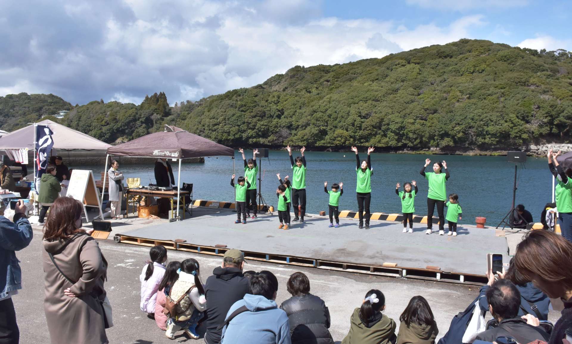 ダンスなどが披露され、にぎわうキビルフェス会場＝長島町の蔵之元港