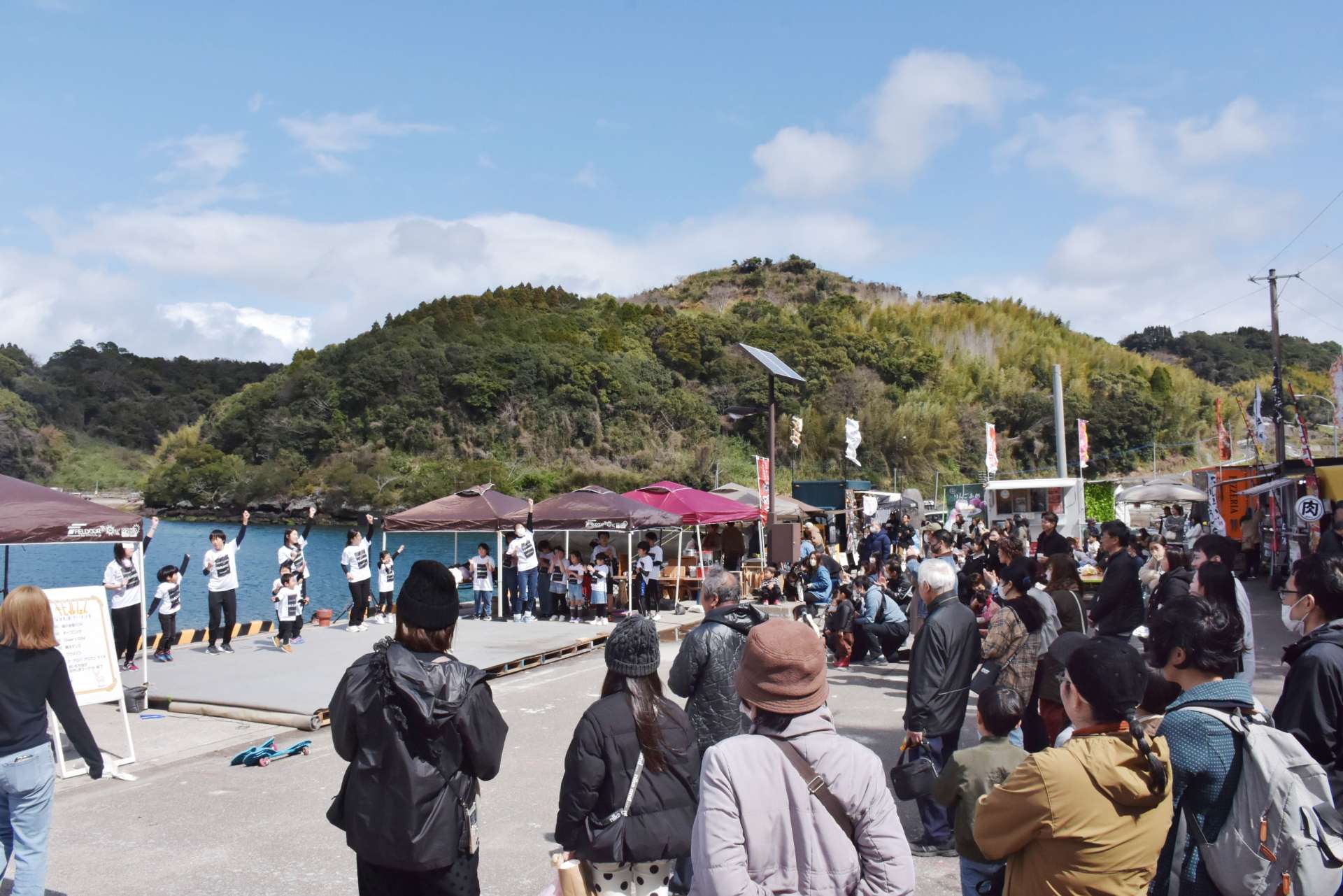 ダンスステージや飲食ブースでにぎわうキビルフェス会場＝長島町の蔵之元港