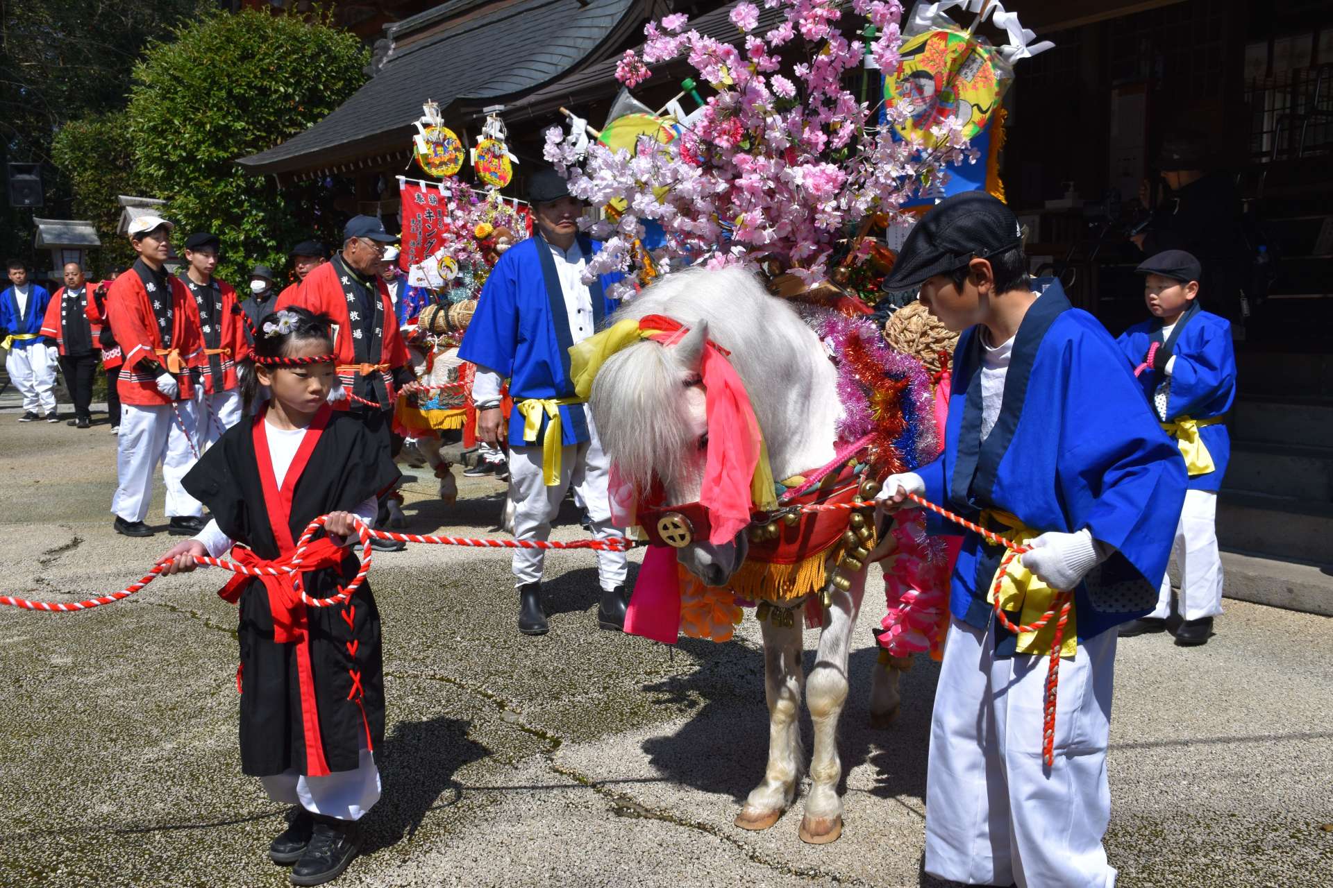 華やかな飾りを付けた鈴懸け馬＝薩摩川内市の新田神社