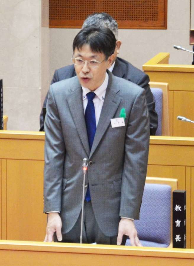 鹿児島県警前捜査２課長の不祥事について謝罪する岩瀬聡本部長＝２５日、県議会