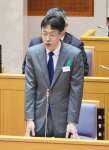 鹿児島県警前捜査２課長の不祥事について謝罪する岩瀬聡本部長＝２５日、県議会