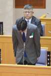 〈別カット〉鹿児島県警前捜査２課長の不祥事について謝罪する岩瀬聡本部長＝２５日、県議会