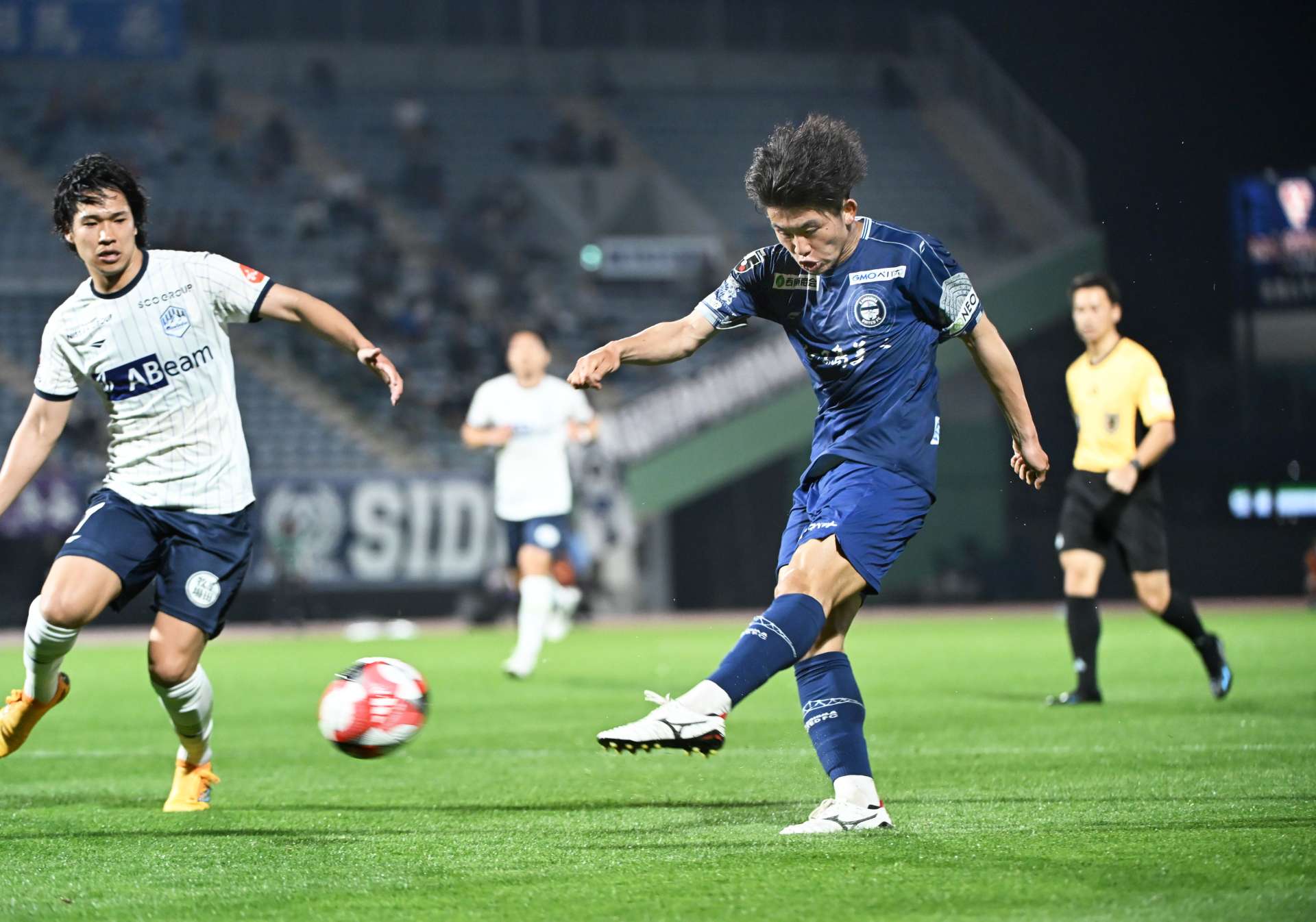 前半、シュートを放つ鹿児島Ｕの小島＝白波スタジアム