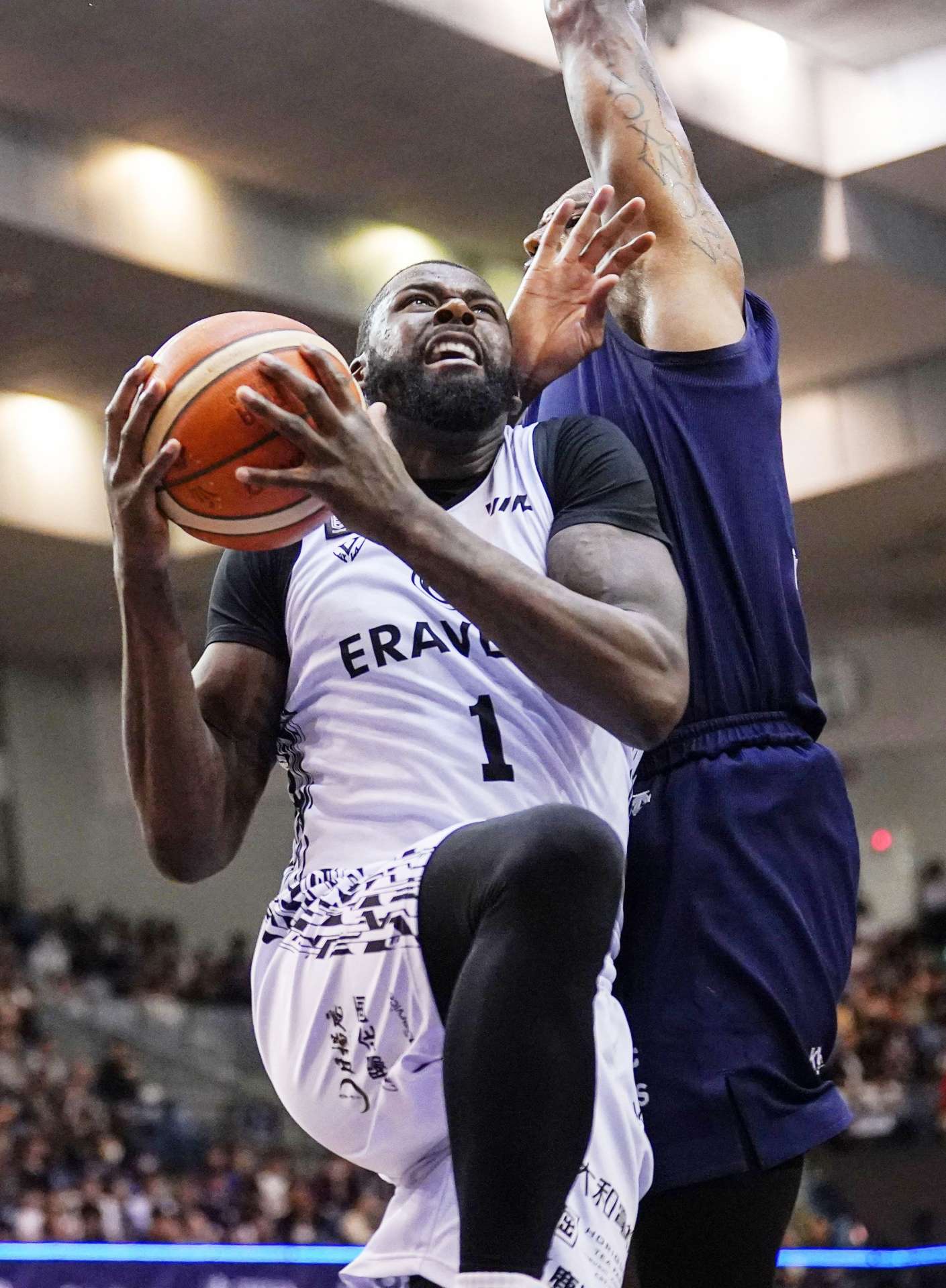 第３クオーター、ゴール下に攻め込むレブナイズのエニス＝千葉ポートアリーナ(Bリーグ提供）