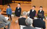 「さよならぼくたちのようちえん」を元気よく歌う卒園児＝２５日、出水市の野田小学校付属幼稚園