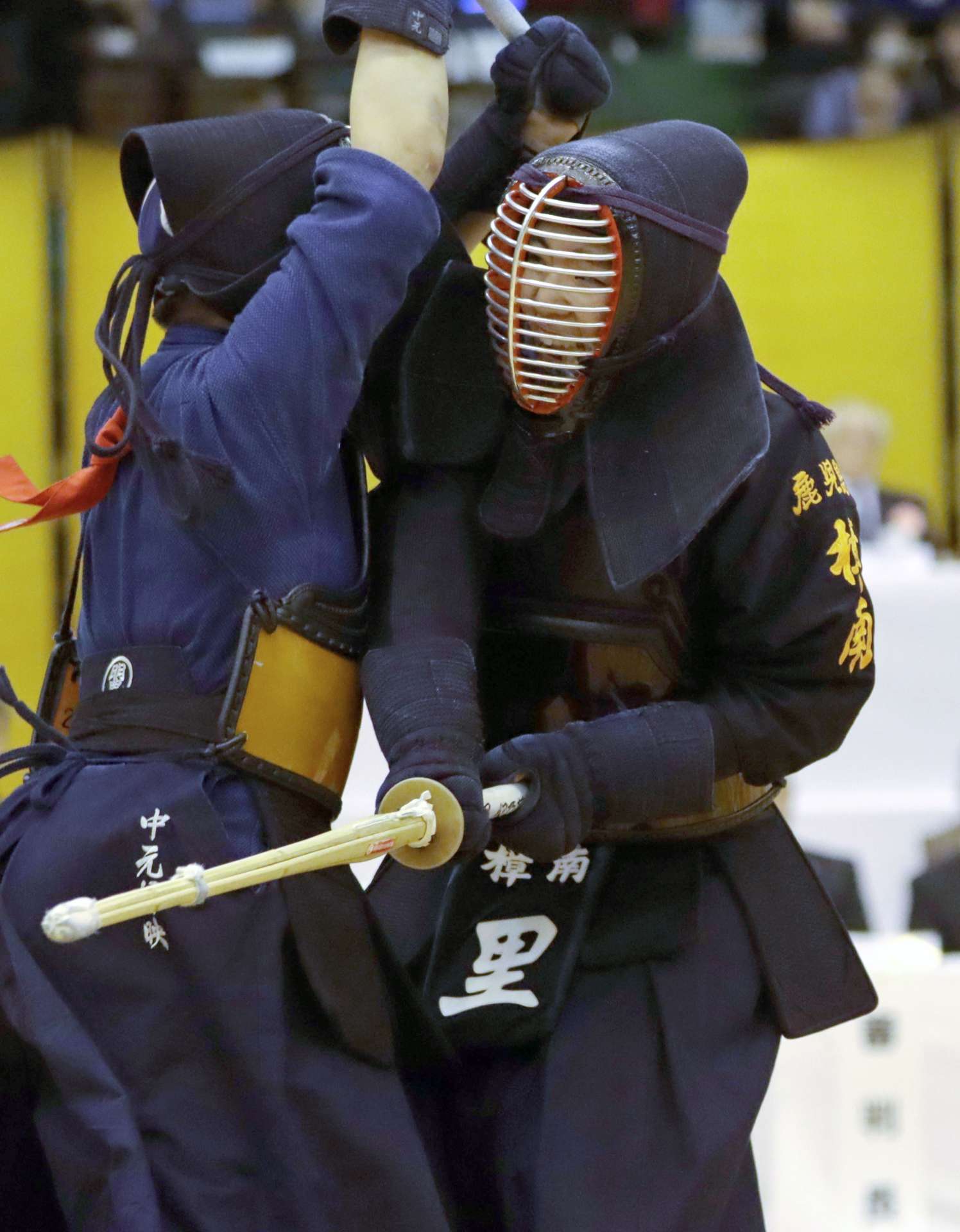 剣道の全日本高校選抜女子決勝の代表戦で攻める樟南の大将・里＝愛知県春日井市総合体育館