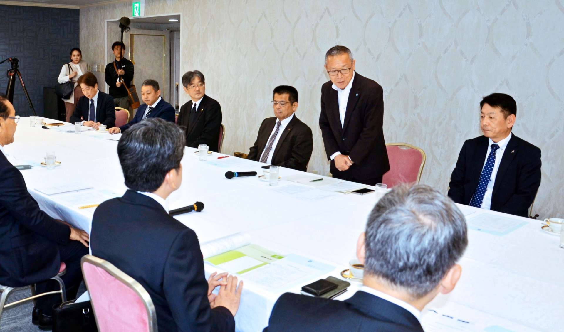 賃上げに向け意見交換する連合鹿児島と県経営者協会＝２８日、鹿児島市の鹿児島サンロイヤルホテル