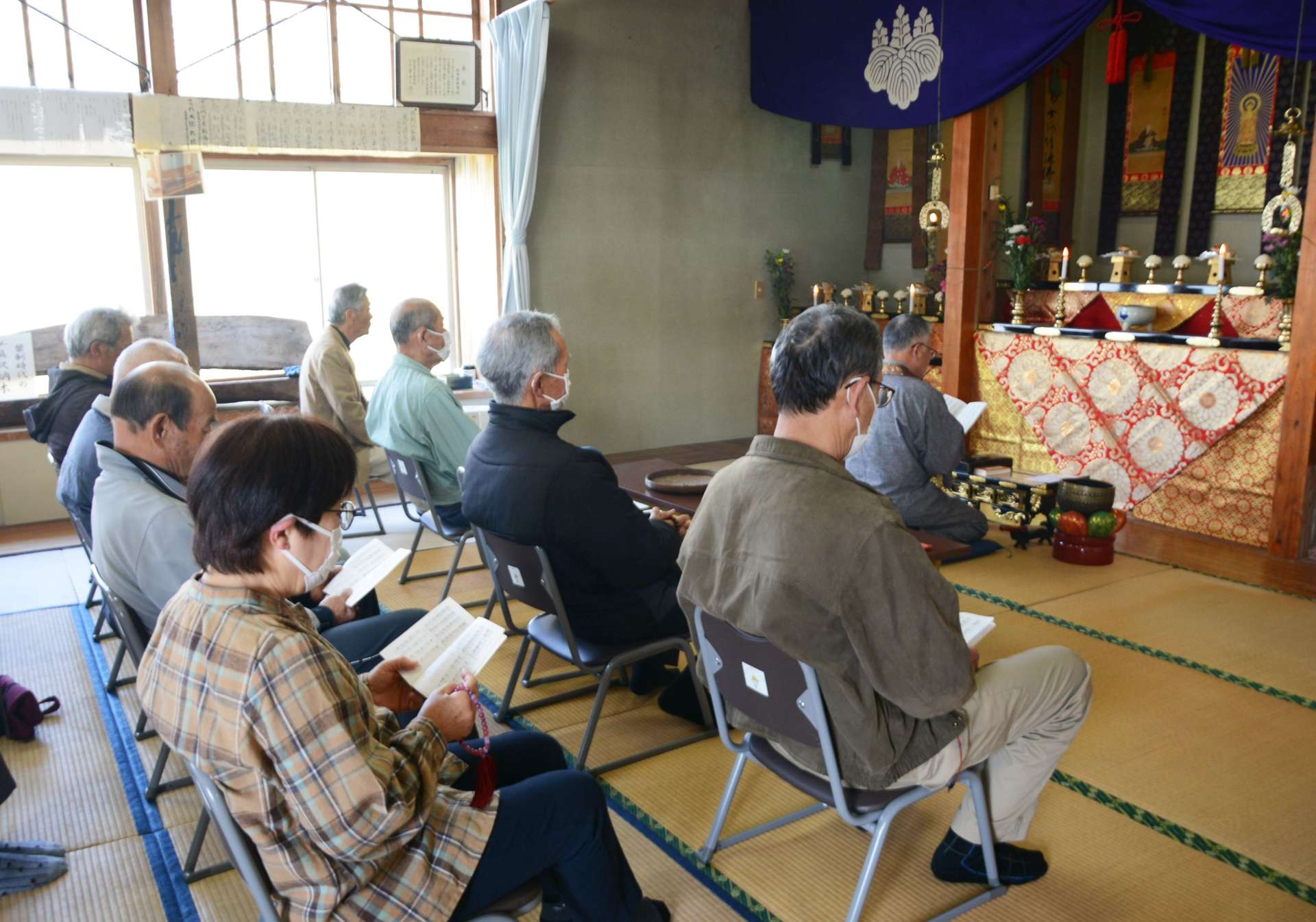 故人をしのび、お経を上げる参加者＝さつま町柊野