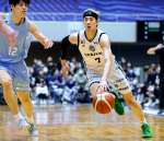 第３クオーター、ドリブルで攻め込むレブナイズの飴谷（右）＝福井県敦賀市総合運動公園体育館