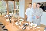 レストラン「ｍｅｇｕｉ」を切り盛りする料理長の榎田慎大郎さん（左）と妻みなみさん＝霧島市霧島大窪