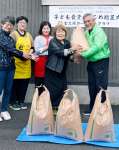 子ども食堂や地域食堂の運営団体に米を贈る宮之城ロータリークラブ（右）＝２６日、さつま町柏原