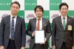 鹿児島市と立地協定を結んだサポータスの川畑雄太社長（中央）＝２８日、市役所