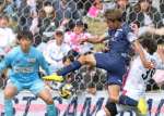 前半、ゴールを狙う鹿児島のＦＷ河村＝いちご宮崎新富サッカー場