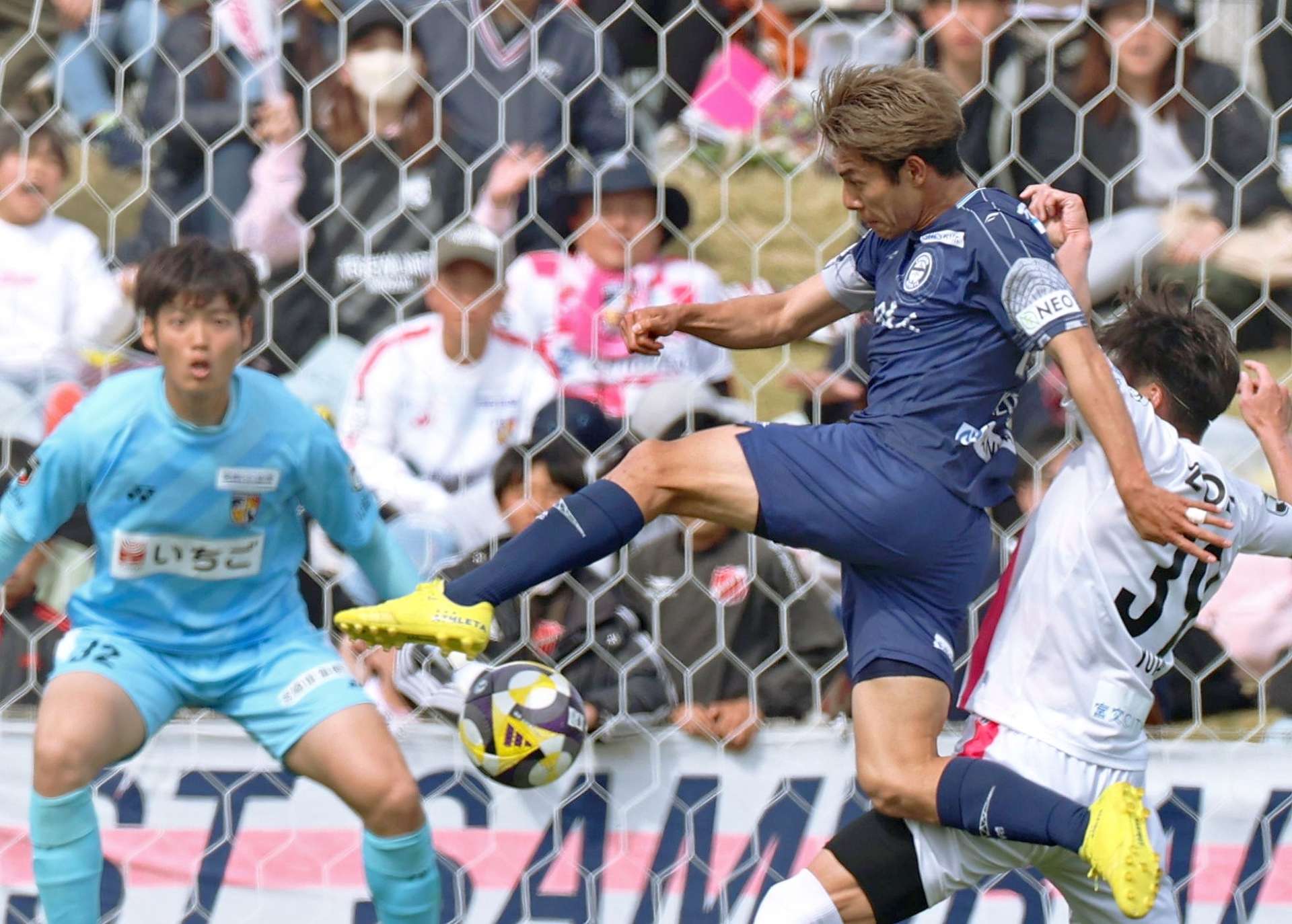 前半、ゴールを狙う鹿児島のＦＷ河村＝いちご宮崎新富サッカー場