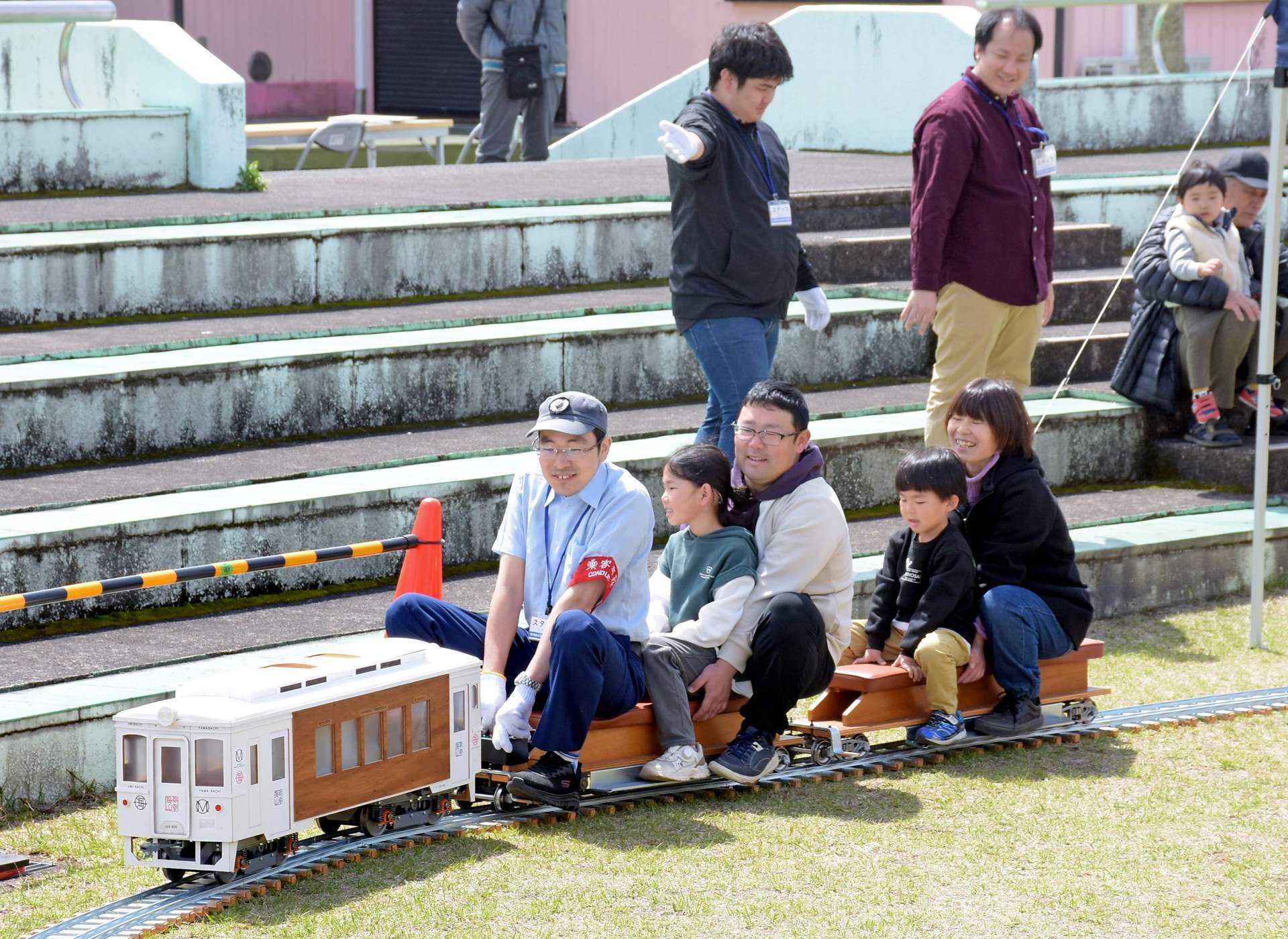 ミニ列車を楽しむ家族連れ＝３月３０日、志布志市の志布志鉄道記念公園