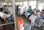 大勢の乗客でにぎわうナッシートレイン宮崎＝３月３０日、志布志市のＪＲ志布志駅