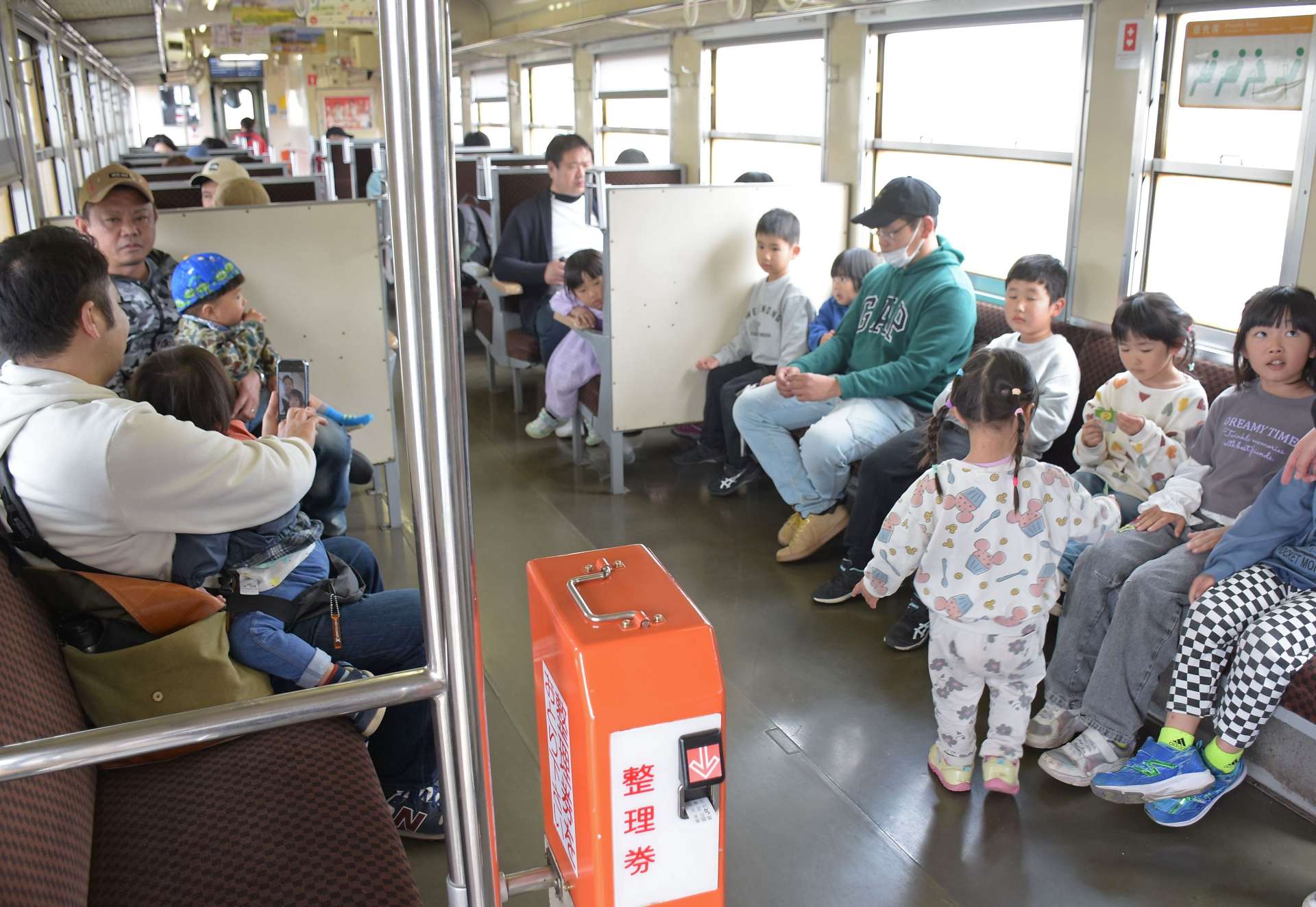 大勢の乗客でにぎわうナッシートレイン宮崎＝３月３０日、志布志市のＪＲ志布志駅