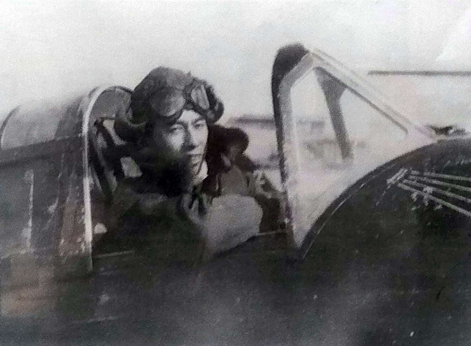 ９７式艦上攻撃機の操縦席に座る藤井眞治大尉