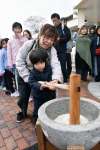 ねったぼの餅つきを体験する「桜の集い」＝３月３０日、霧島市の霧島神話の里公園