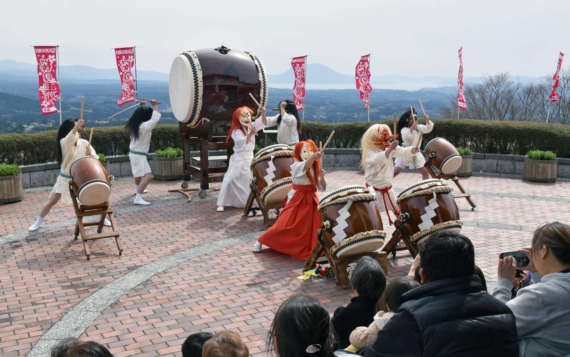 霧島九面太鼓保存会による演奏が披露された「桜の集い」＝３月３０日、霧島市の霧島神話の里公園