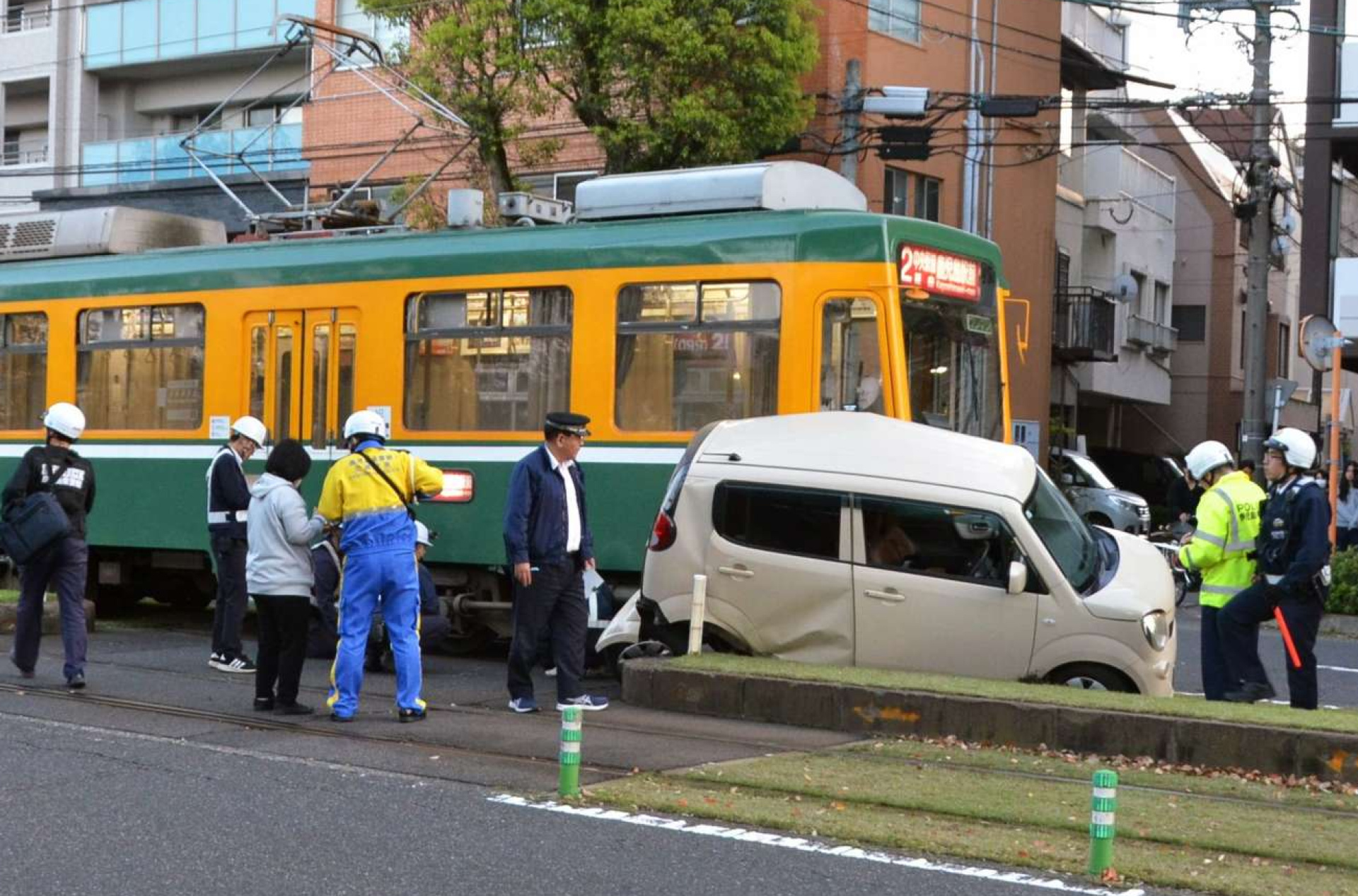 市電と軽乗用車が衝突した現場＝２日午後６時２５分ごろ、鹿児島市郡元１丁目