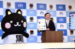 ＬＩＮＥスタンプをＰＲする奄美市の安田壮平市長とコクトくん＝２８日、奄美市役所