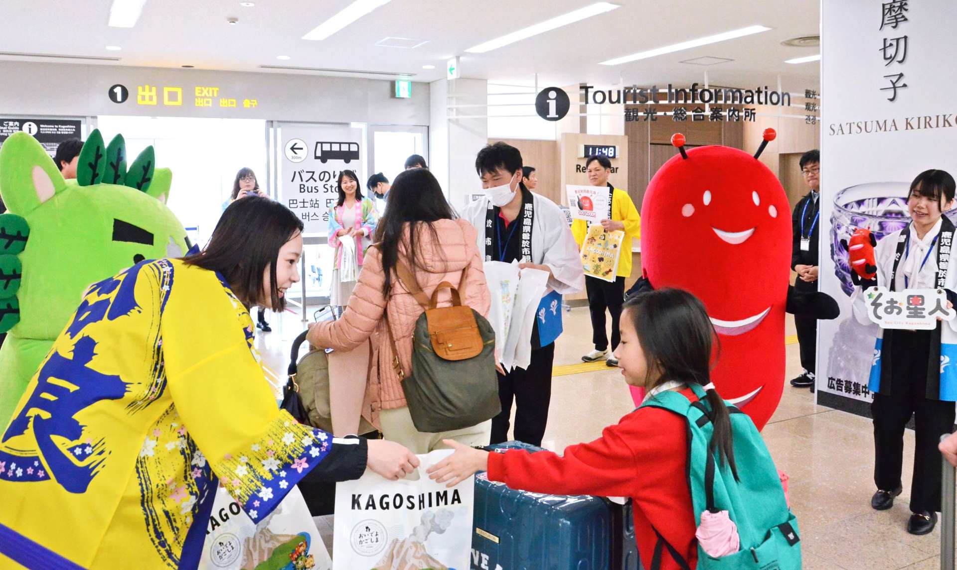 歓迎を受け、鹿児島の特産品が入った袋を受け取る台湾からの乗客＝３日、霧島市の鹿児島空港国際線ターミナル