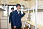 寮の部屋を視察する鶴翔高校の生徒たち＝阿久根市赤瀬川