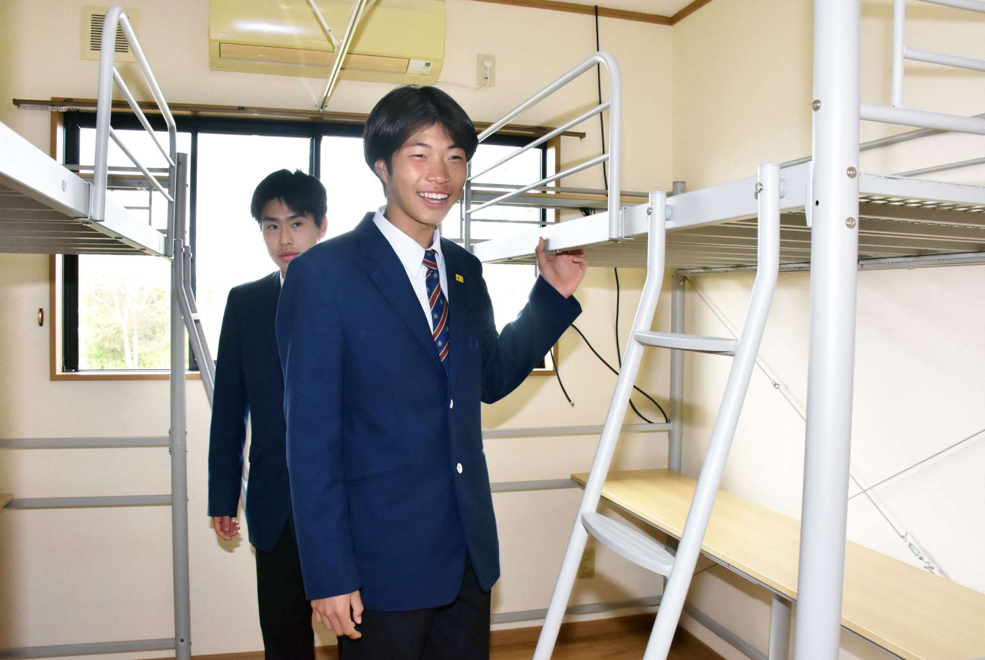 寮の部屋を視察する鶴翔高校の生徒たち＝阿久根市赤瀬川