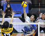 プレーオフ準決勝の第４セット、スパイクを打つＦ鹿児島の坂元＝３月３０日、船橋市総合体育館