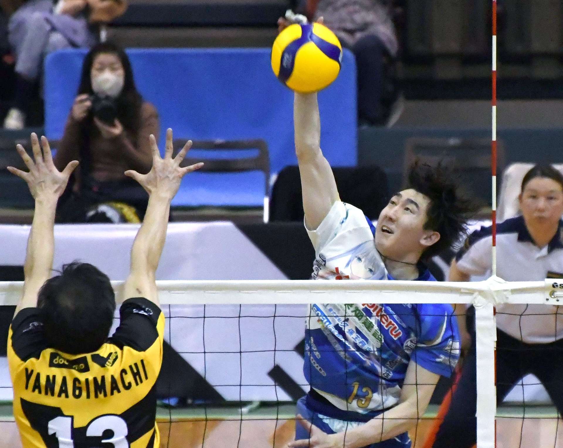 プレーオフ準決勝の第４セット、スパイクを打つＦ鹿児島の坂元＝３月３０日、船橋市総合体育館
