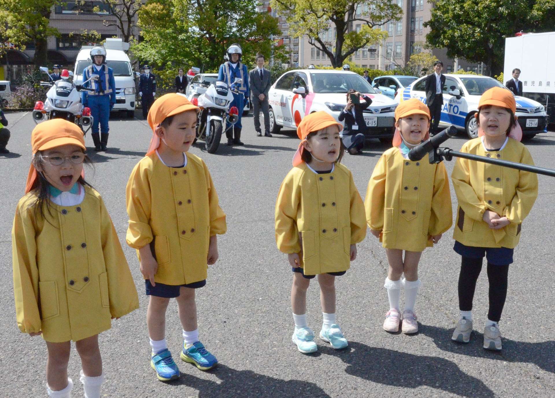 交通安全を誓う園児＝４日、鹿児島県警本部前
