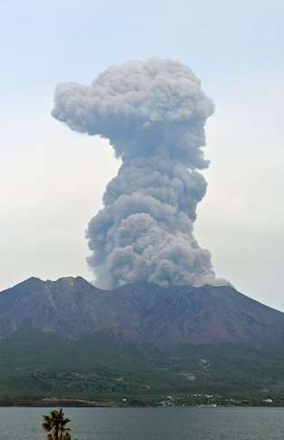 〈別カット〉爆発し噴煙を上げる桜島＝５日午後３時２８分、鹿児島市与次郎１丁目