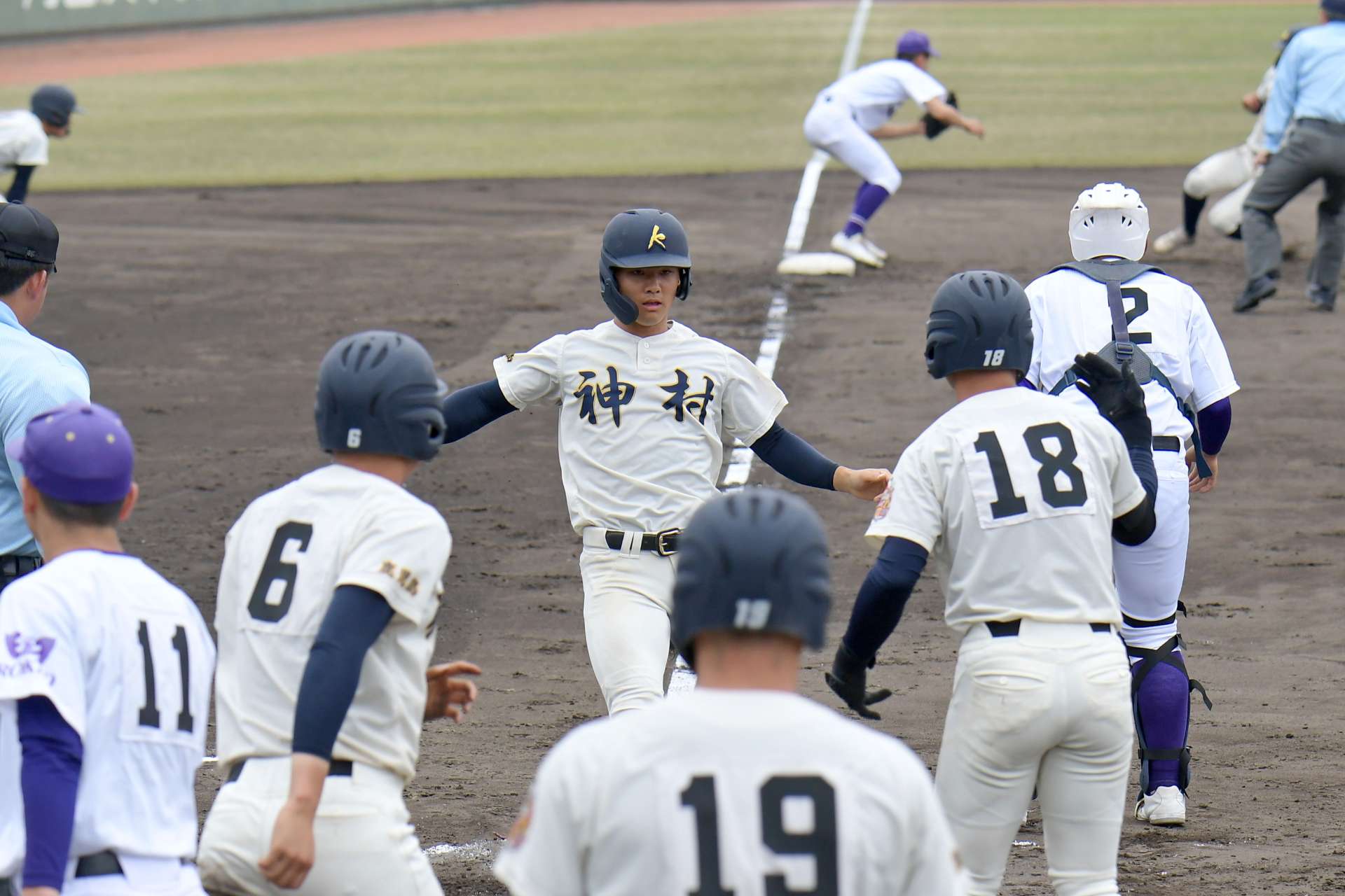 １回裏神村無死満塁、梶山の二塁打で三走に続き二走入耒田が生還＝平和リース