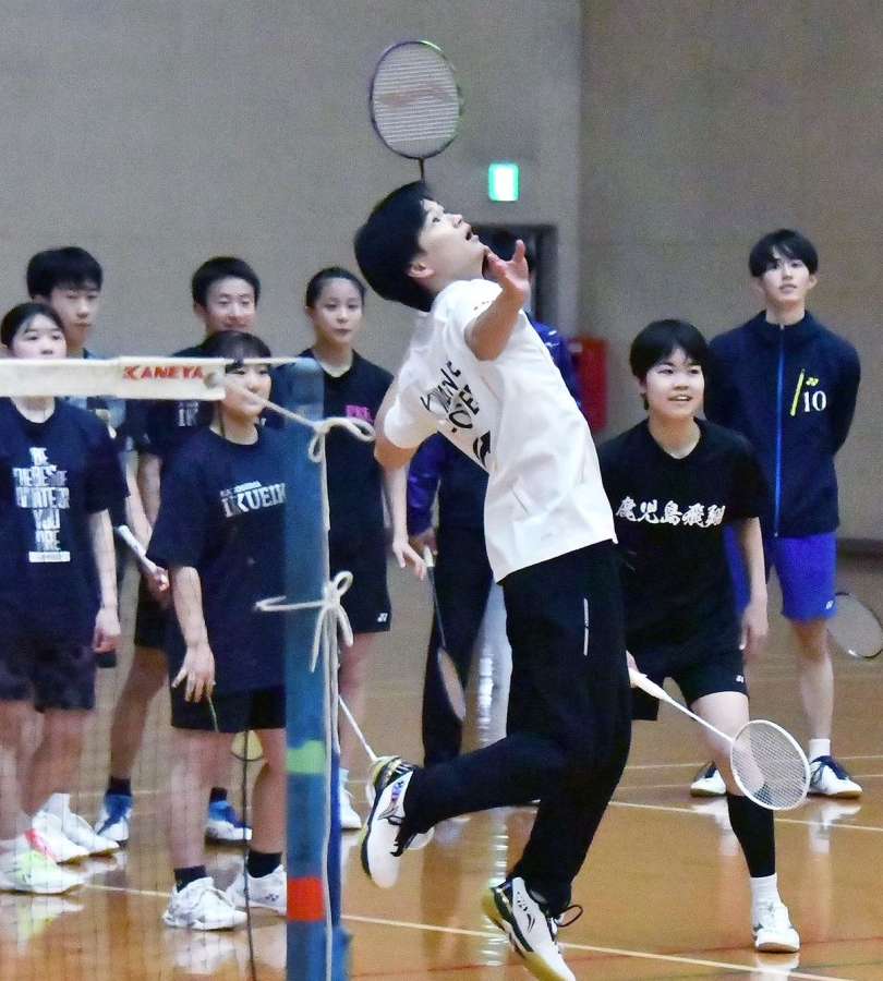 県内の中学生らと一緒に汗を流す渡辺勇大＝フラゴラアリーナ日置