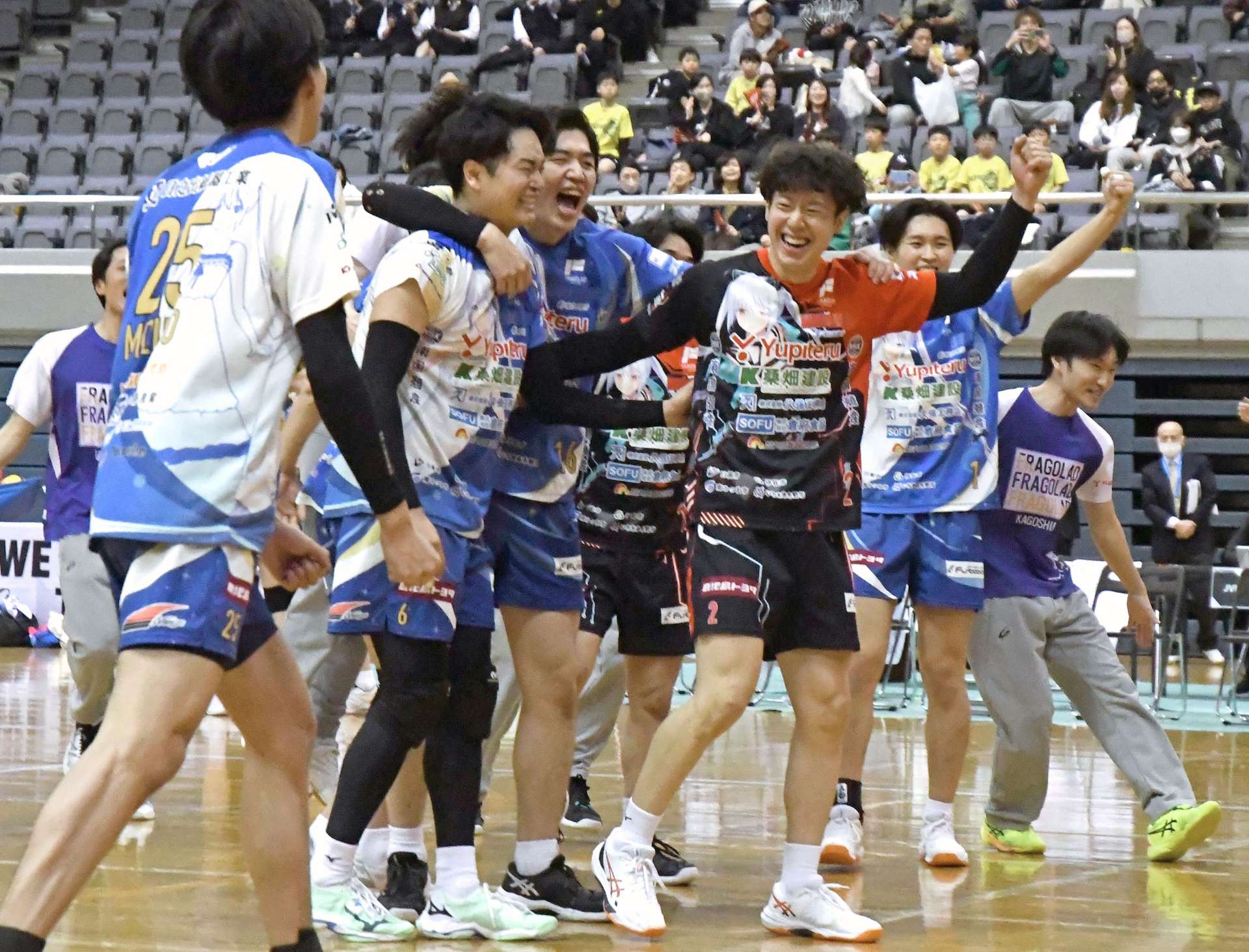 総合優勝を決めコート上で喜びを爆発させるＦ鹿児島の選手＝船橋市総合体育館